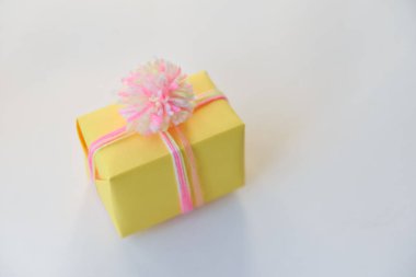 hediye kutusu beyaz zemin üzerinde. kış tatili, ponpon parçacıklarından, sıcak. olağandışı