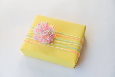 hediye kutusu beyaz zemin üzerinde. kış tatili, ponpon parçacıklarından, sıcak. olağandışı