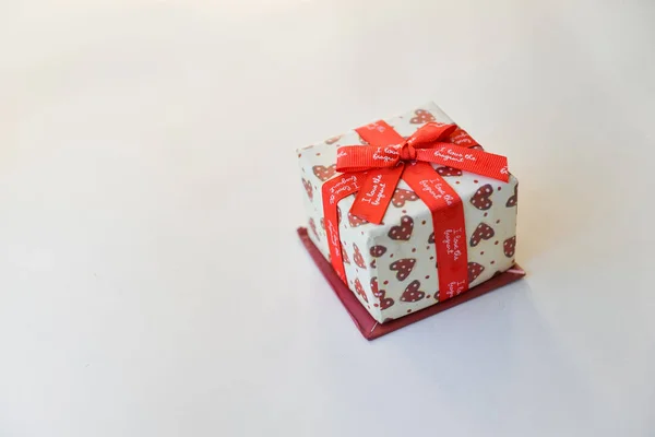 Caja de regalo con corazón y cinta sobre fondo blanco aislado. Día de San Valentín 14 de febrero, amor —  Fotos de Stock