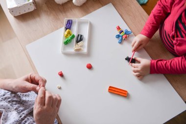 oynama ve plastilin ile öğrenme bebek kız yürümeye başlayan çocuk. Çocuk iyi motor becerilerinin geliştirilmesi, heykel