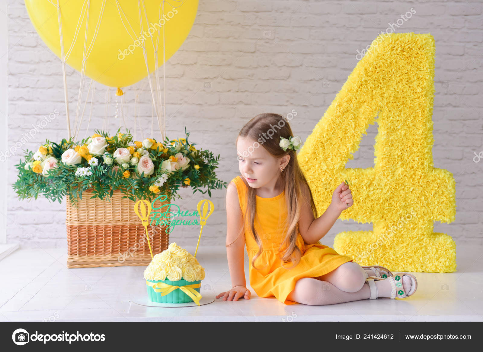 Chica de cumpleaños 4-5 años de edad está celebrando el cumpleaños en un  estudio estilizado