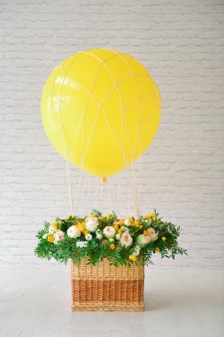 balon bir sepet ile Canlı çiçekler ile bir çocuk sarı tatil Doğum günü Festival aksesuarlar olarak dekore edilmiş. yakın çekim, ayrıntıları