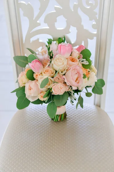 Πανέμορφο τρυφερό γαμήλια ανθοδέσμη από τριαντάφυλλα είναι στην καρέκλα. Νυφική ανθοδέσμη, floral ρύθμιση — Φωτογραφία Αρχείου