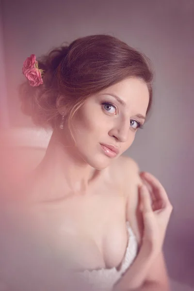 Ömhet Fashion brud. Ung vacker modell tjej med perfekt hud och smink, i en brudklänning med strass och spets, blommor i håret. Mjukt fokus, toning — Stockfoto