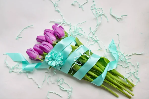 Тюльпани з синьою стрічкою та святкові конфетті на ізольованому білому фоні святковий букет на день народження, 8 березня, дитячий душ, день матері, жіночий день. флористична композиція — стокове фото