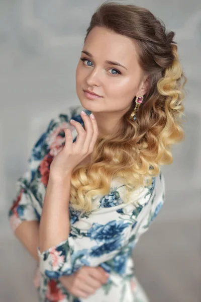 Porträtt vacker ung kvinna med blont lockigt lockar anbud elegant flicka uttrycksfulla blå ögon i studion. Mode foto — Stockfoto