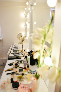 kalıcı makyaj makyaj masası, ayna ve kozmetik ürün düz stil evde dolap Oda.