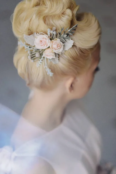 Elegante peinado niñas rubias con flores en el pelo, estilo retro, estilo clásico, peinado de boda novia peluquería — Foto de Stock