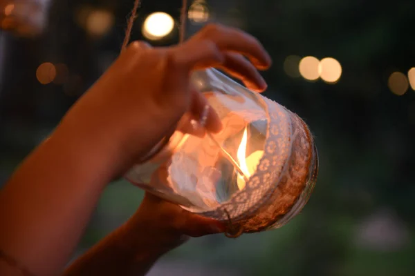 Mason kavanoz mum düğün dekorasyonu için asılı. Akşam ışığı. pencere