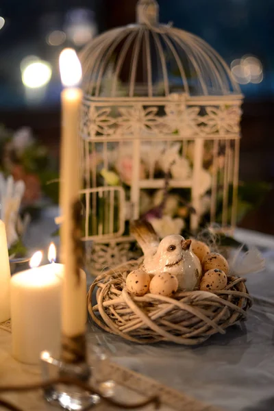 花安排在笼子婚礼装饰花束花与鸟和巢假日装饰乡村风格。晚灯蜡烛 — 图库照片