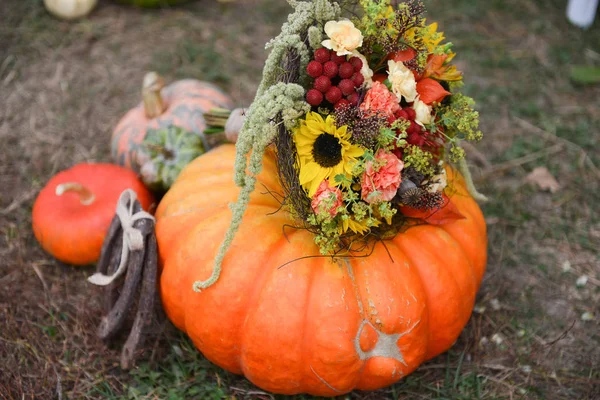 Autumn floral bouquet pumpkin vase for Halloween. Table setting and floral decor for a rustic wedding — Stock Photo, Image