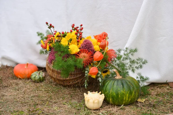 Autumn floral bouquet pumpkin vase for Halloween. Table setting and floral decor for a rustic wedding — Stock Photo, Image