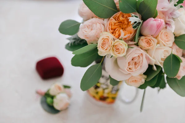 Hermoso ramo de la boda tierna de rosas está en la silla. ramo de novia, arreglo floral —  Fotos de Stock