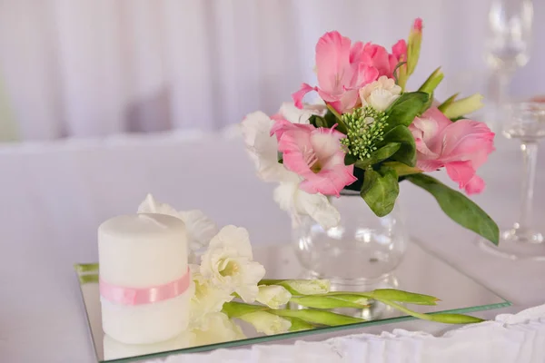 婚礼桌子设置丁香与客人的名字标志 — 图库照片