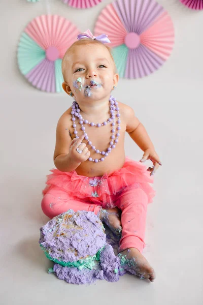 Fanny allegra ragazza di compleanno carino è stato spalmato in una torta. La prima torta. L'uso della prima torta. Smash cake. decorazione vacanza foto sparare torta schiacciare — Foto Stock