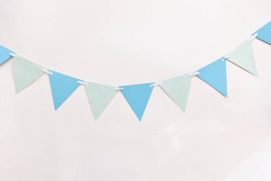 Festival dekor kek, doğum günü, erkek bebek duş parçalamak çocuk tatil için. beyaz duvar mavi üçgen bayrakları