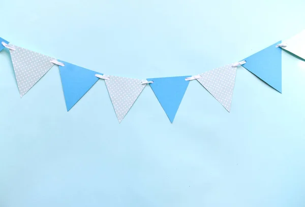 Świąteczne dekoracje na wakacje dla dzieci rozbić, tort, urodziny, prysznic chłopca. błękitne flagi trójkątny na niebieską ścianą — Zdjęcie stockowe