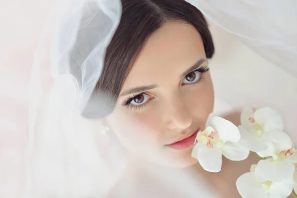 Junge attraktive weibliche Model-Mädchen vor der Hochzeit. Morgenboudoir der Braut. schöne Dessous und Kleid, zartes Image — Stockfoto