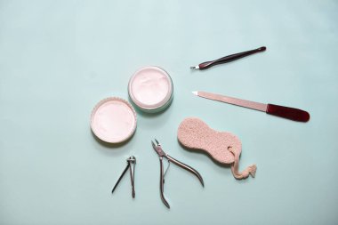 ev pedikür minimalizm bir izole mavi arka plan ve krem ayarla