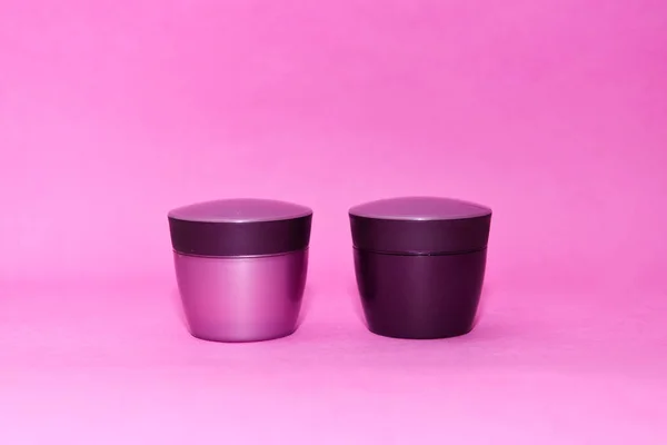 Frascos de plástico para la crema sobre un fondo rosa, monocromo, belleza y belleza cuidado de productos cosméticos de cerca —  Fotos de Stock