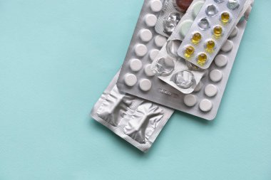 Vakumlu Ambalaj, izole arka plan mavi kapsül hap. Küresel sağlık kavramı. Antibiyotikler, ilaç direnci. Antimikrobiyal kapsül tabletleri. Ağrı için ilaç endüstrisi