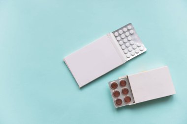 Kağıt kutular bir izole mavi zemin üzerine ilaç hap hap. Doktor ve formatsevtsy sağlık hastane tedavisi için