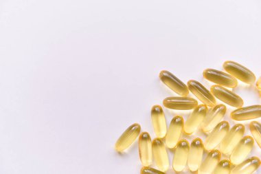 Balık yağı kapsülleri ve omega 3 ve izole, beyaz bir arka planda, sağlıklı beslenme kavramı, D vitamini atış kapatın. köşe Kompozisyonu çerçevelemek