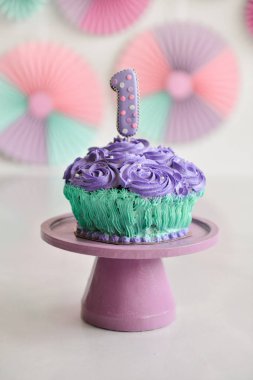 doğum günü kek içine sürülür. İlk pasta. İlk pasta kullanımı. Şut kek. tatil dekorasyon fotoğraf çekimi ezmek kek