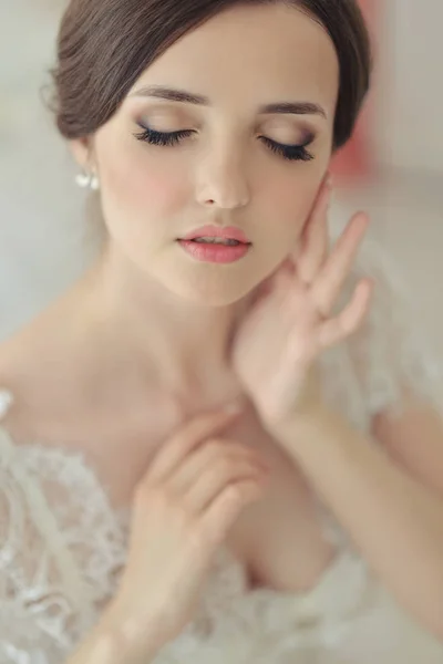 Portret Zamknij oczy zamknięte makijażu nagie naturalne piękno młode atrakcyjne modelki dziewczyny przed ślubem. Rano buduar panny młodej. Piękna bielizna i sukienka, delikatne obrazu — Zdjęcie stockowe