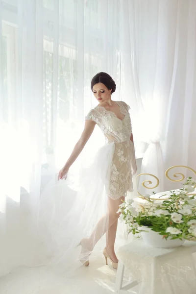 Молодая привлекательная девушка-модель перед свадьбой. Утренний будуар невесты. Красивое нижнее белье и платье, деликатный образ — стоковое фото