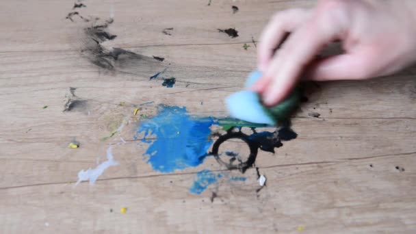 A mão feminina limpa a mesa de madeira de aquarelas depois que a criatividade de crianças. Limpeza da casa — Vídeo de Stock