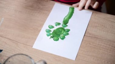 Çocuk el ahşap masa yüzeyi kağıt üzerine suluboya çizin. Çocuk yaratıcılık, Aile hobi suluboya resim sergisi