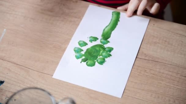 Le mani da bambini disegnano acquerelli su superficie di tavolo di legno su carta. bambini creatività, famiglia hobby acquerello pittura dipinti — Video Stock