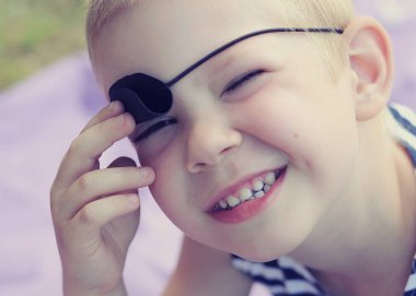 çocuk çocuklar için doğum günü açık havada korsanlar dekor tarzında stilize. Erkek kardeşler deniz korsan kostümleri. şeker çubuğu süslemeleri