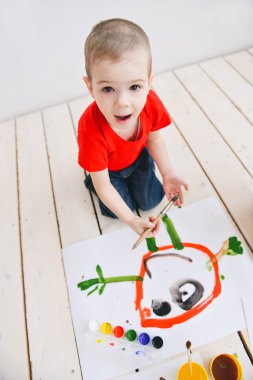 yaratıcı çocuklar boya fırça boya bir kat kağıt komik renkli resimler, sanat bir grup Sanat okulunda. duygu için yaratıcı bir arama