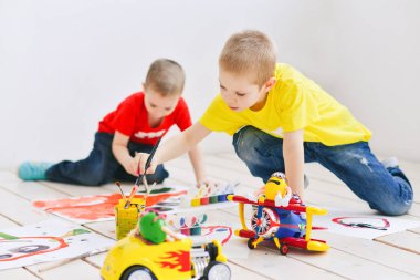 yaratıcı çocuklar boya fırça boya bir kat kağıt komik renkli resimler, sanat bir grup Sanat okulunda. duygu için yaratıcı bir arama