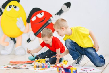 yaratıcı çocuklar boya fırça boya bir kat kağıt komik renkli resimler, sanat bir grup Sanat okulunda. duygu için yaratıcı bir arama