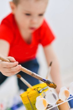 yaratıcı çocuklar boya fırça boya bir kat kağıt komik renkli resimler, sanat bir grup Sanat okulunda. duygu için yaratıcı bir arama