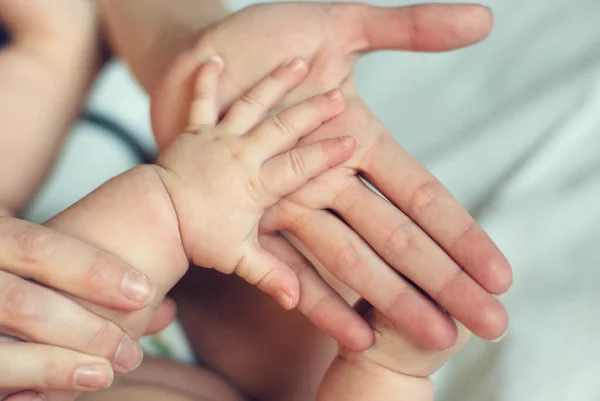 Ręka noworodek na Moms ręka bliska — Zdjęcie stockowe