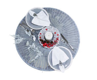 beyaz izole arka plan üzerinde parlak kırmızı çilek aksan üst görünümü ile gri bir kış düğün için yuvarlak Noel masası hizmet