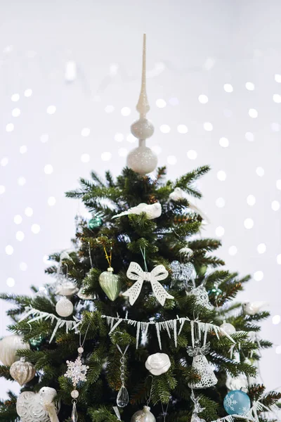 Dekoráció karácsonyfát karácsonyi játékok bokeh háttér — Stock Fotó