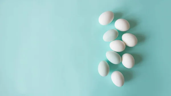 Ovos de galinha na cama de fundo azul tons monocromáticos, lugar para texto, minimalismo Fotos De Bancos De Imagens