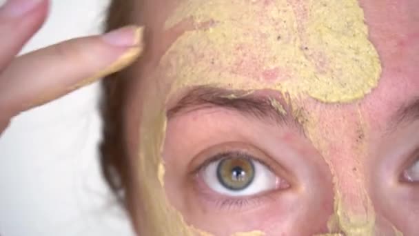 問題のある肌の女性はケアをにきびの上に緑藻類の点線の自然なマスクを適用しますにきび — ストック動画