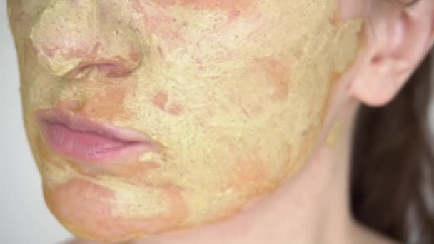Просмотреть текстуру натуральной органической маски лица зеленых водорослей или других растений, очищающих противовоспалительную маску на нижней части лица женщины вблизи — стоковое видео