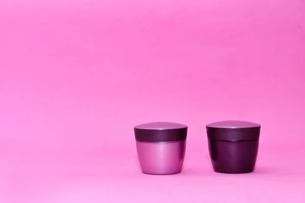 Frascos de plástico para la crema sobre un fondo rosa, monocromo, belleza y belleza cuidado de productos cosméticos —  Fotos de Stock