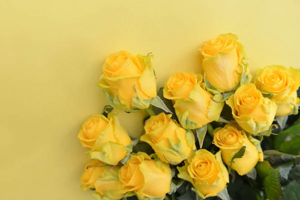 Un bouquet di fiori di rose gialle con foglie su uno sfondo isolato. Posa piatta, vista dall'alto. composizione ad angolo. composizione floreale compleanno cartolina — Foto Stock