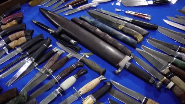 Exhibition sale of various knives of manual and industrial production — Stock Video