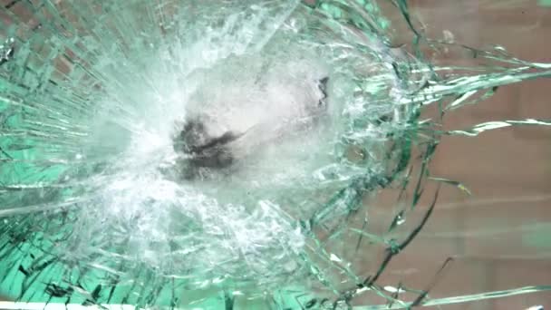 测试后的防弹玻璃，在武器展览的子弹上，窗户上有裂缝和凹痕 — 图库视频影像