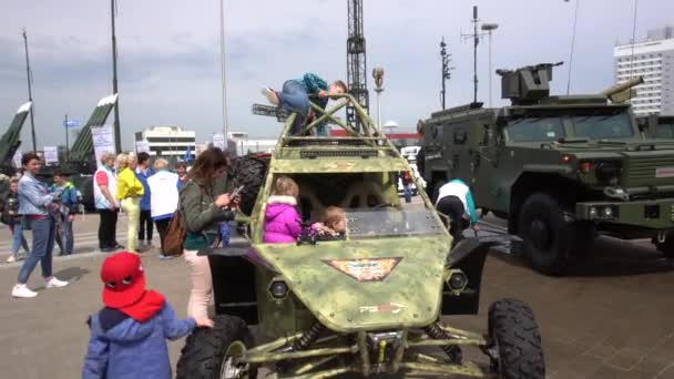 BELARUS, MINSK, 17 maggio 2019: IX Esposizione Internazionale di Attrezzature Milex - 2019. rovo di bambini salito su una macchina di origine militare, stanno imparando e giocando — Video Stock