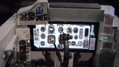 Belarus, Minsk, 17 Mayıs 2019: 9. Uluslararası Silah ve Askeri Teçhizat Milex Fuarı -2019. Askeri teçhizat ve bir sergide askeri uçak pilotu için havacılık simülatörü